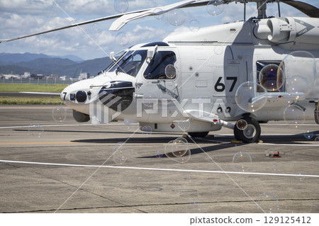 肥皂泡和巡邏直升機 肥皂泡和巡邏直升機 129125412