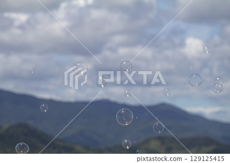 跳舞在藍天的肥皂泡 129125415