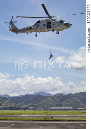 一名隊員從直升機上下來 129125423