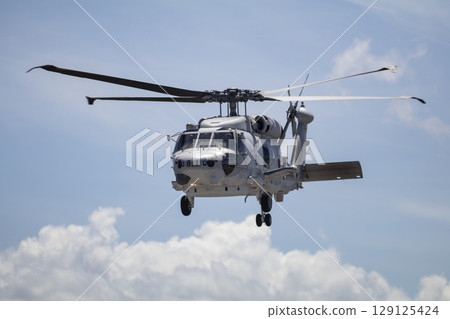 自衛隊直升機在藍天飛行 自衛隊直升機在藍天飛行 129125424