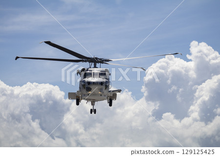 自衛隊直升機在藍天飛行 自衛隊直升機在藍天飛行 129125425