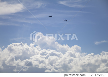 直升機在夏日雲層上空飛行 129125430