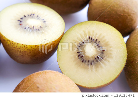 Close-up of cut gold kiwi fruit 129125471