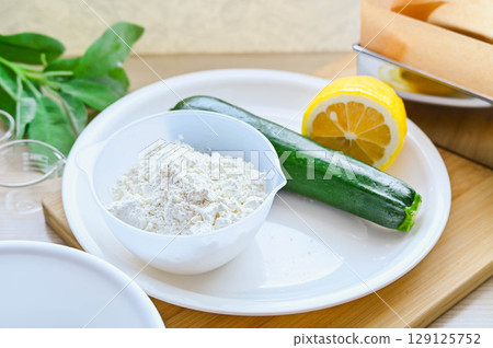 Zucchini with lemon and flour 129125752