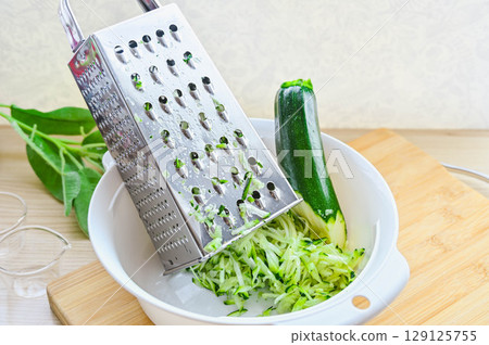 將西葫蘆磨碎 129125755