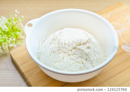 將麵粉篩入碗中 將麵粉篩入碗中 129125760