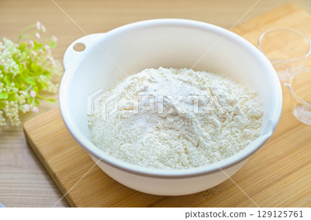 將泡打粉加入過篩的麵粉中 將泡打粉加入過篩的麵粉中 129125761
