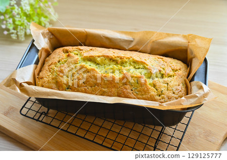 Zucchini and lemon pound cake 129125777