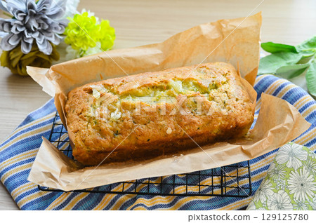 Zucchini and Lemon Pound Cake with Syrup 129125780