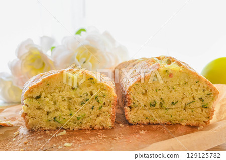 Zucchini and lemon pound cake 129125782