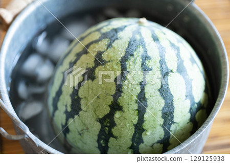 西瓜在桶子裡冷藏 129125938