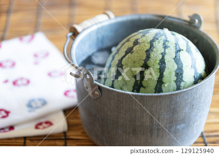 西瓜在桶子裡冷藏 129125940