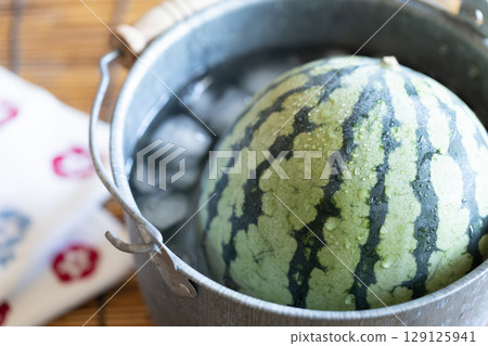 西瓜在桶子裡冷藏 129125941