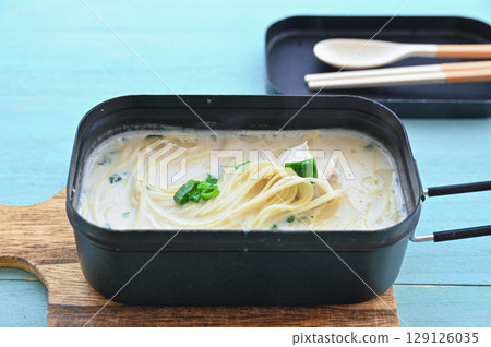 用泡麵製作的濃鬱豬骨拉麵 用泡麵製作的濃鬱豬骨拉麵 129126035