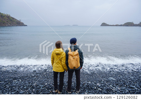 Couple enjoys Turkish coastline on winter season 129126082