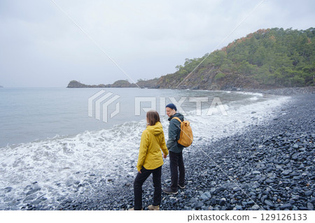 Couple enjoys Turkish coastline on winter season 129126133