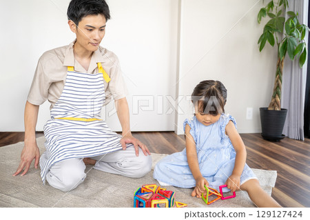 父親看女兒玩積木 129127424