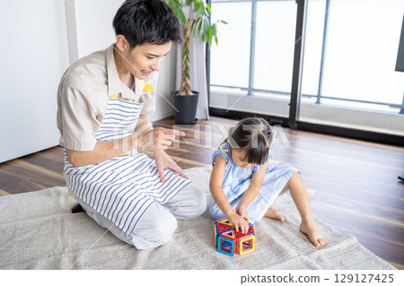 父親看女兒玩積木 129127425