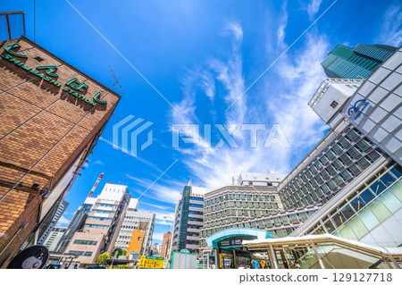 日本東京城市景觀，7月20日。酷熱難耐…百合海鷗線新橋站和JR新橋站。 129127718