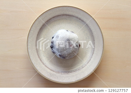 Mame daifuku on a table background seen from directly above 129127757