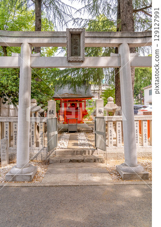 Ikuta Shrine, one of Japan's oldest and most prestigious shrines, and its branch shrine, Matsuo Shrine (the birthplace of Nadagogo Sake Brewery), are located in Shimoyamate-dori, Chuo Ward, Kobe City. Ikuta Shrine, one of Japan's oldest and most prestigious shrines, and its branch shrine, Matsuo Shrine (the birthplace of Nadagogo Sake Brewery), are located in Shimoyamate-dori, Chuo Ward, Kobe City. 129127991