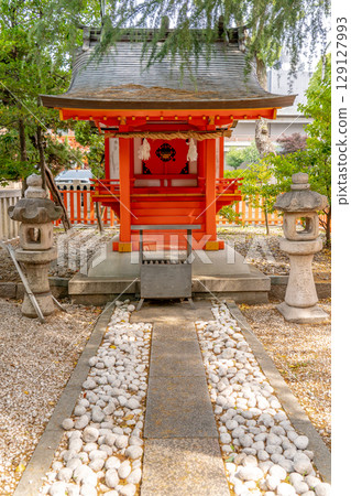 生田神社是日本最古老、最負盛名的神社之一，其分社松尾神社（灘五鄉酒造的發祥地）位於神戶市中央區下山手通。 129127993