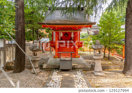 生田神社是日本最古老、最負盛名的神社之一，其分社松尾神社（灘五鄉酒造的發祥地）位於神戶市中央區下山手通。 129127994