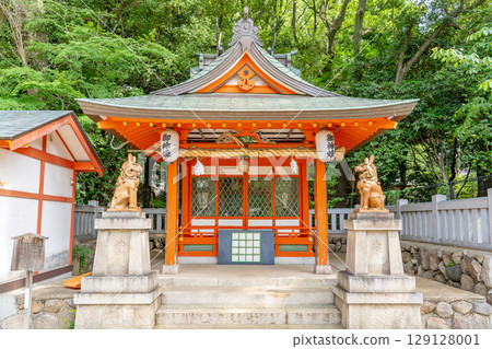 Ikuta Shrine (Ikuta-san), one of the oldest and most prestigious shrines in Japan, and its subsidiary shrine, Ebisu Shrine (the god of prosperous business), are located in Shimoyamate-dori, Chuo Ward, Kobe City. Ikuta Shrine (Ikuta-san), one of the oldest and most prestigious shrines in Japan, and its subsidiary shrine, Ebisu Shrine (the god of prosperous business), are located in Shimoyamate-dori, Chuo Ward, Kobe City. 129128001