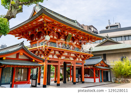 生田神社（生田先生）是日本最古老、最負盛名的神社之一，位於神戶市中央區下山手通塔門 129128011