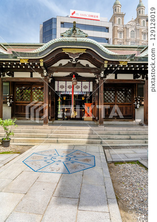 Tour of the Eight Kobe Shrines: Sannomiya Shrine (the third of the Eight Ikuta Shrines) and the worship hall (god of safe navigation). The site of the Kobe Incident, Sannomiyacho, Chuo Ward, Kobe City. 129128019