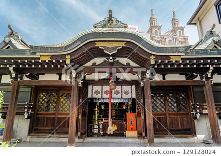 Tour of the Eight Kobe Shrines: Sannomiya Shrine (the third of the Eight Ikuta Shrines) and the worship hall (god of safe navigation). The site of the Kobe Incident, Sannomiyacho, Chuo Ward, Kobe City. Tour of the Eight Kobe Shrines: Sannomiya Shrine (the third of the Eight Ikuta Shrines) and the worship hall (god of safe navigation). The site of the Kobe Incident, Sannomiyacho, Chuo Ward, Kobe City. 129128024