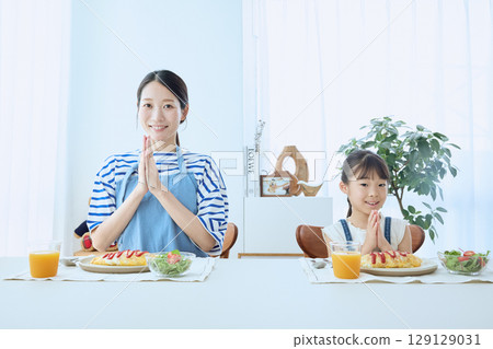 父母與孩子「謝謝用餐」—餐桌上的日式溫暖 129129031