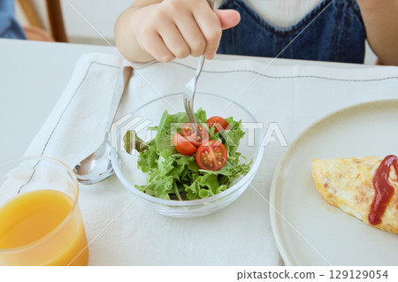 一個女孩吃沙拉的健康用餐場景 129129054