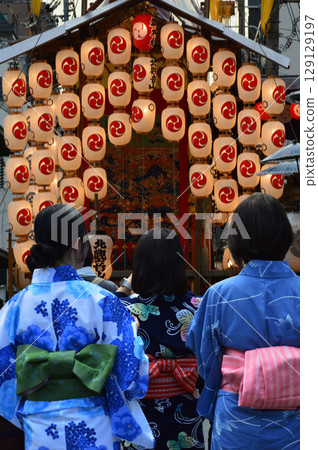 Shinmachi Street at dusk during the Gion Festival in Kyoto 129129197