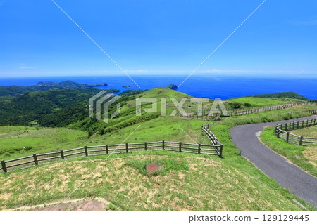 [島根縣]從赤羽山展望台看到的清晰景色（隱岐群島知武里島） 129129445