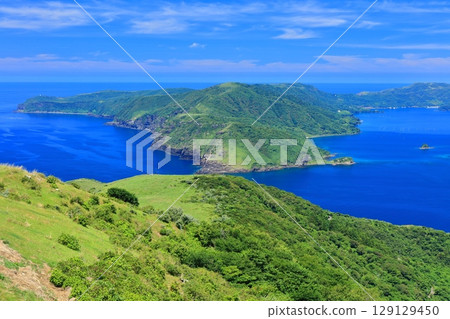 [島根縣]從赤羽山展望台看到的清晰景色（隱岐群島知武里島） 129129450