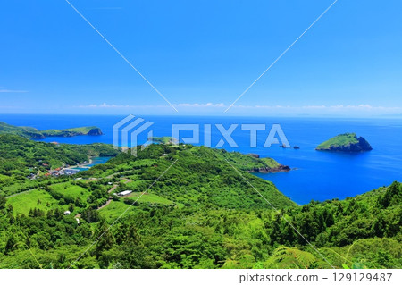 [島根縣]從赤羽山展望台看到的清晰景色（隱岐群島知武里島） 129129487