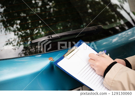 Insurance agent draws up documents after accident. Services of insurance companies concept Insurance agent draws up documents after accident. Services of insurance companies concept 129130060