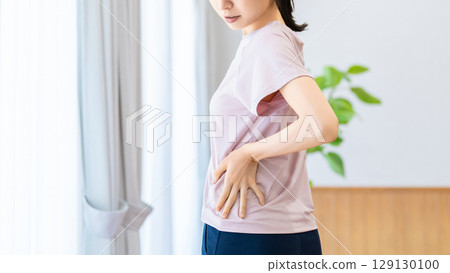 一個女人檢查她的身體線條 129130100