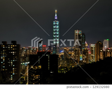 從台灣台北象山欣賞台北 101 夜景 從台灣台北象山欣賞台北 101 夜景 129132080