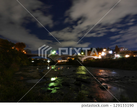 廣瀨川與大橋的夜景（宮城縣仙台市） 129133190