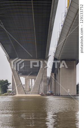 Chalerm Maha Nakhon Expressway and Saphan Phra Ram Kao. 129133752