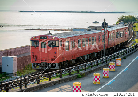 Diesel railcar running along Amaharashi Coast 129134291