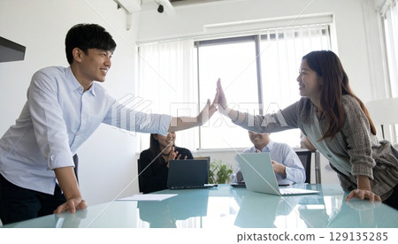 商界人士在明亮的辦公室擊掌 129135285