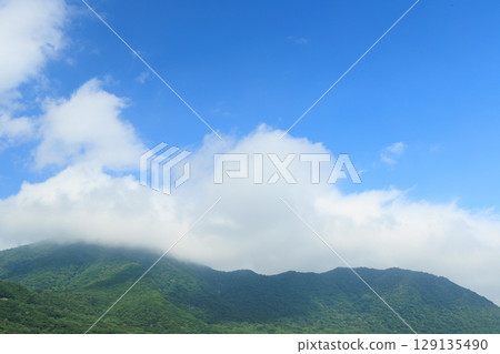 美麗的夏日山景與移動的雲彩 美麗的夏日山景與移動的雲彩 129135490