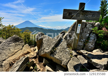 從禦坂山釋迦嶽山頂眺望夏季的富士山 129135580