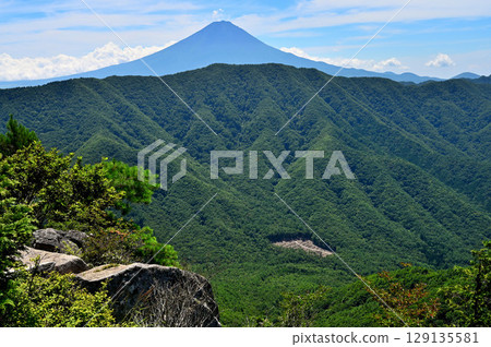 從禦坂山釋迦嶽山頂眺望：夏季的富士山與翠綠的山脊 129135581