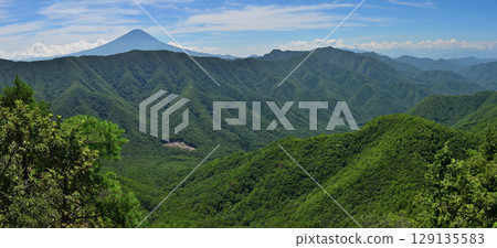 夏季從禦坂山脈的釋迦嶽山頂可以一覽富士山和禦坂山脈的全景 夏季從禦坂山脈的釋迦嶽山頂可以一覽富士山和禦坂山脈的全景 129135583