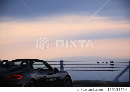 有光澤的黑色敞篷車 有光澤的黑色敞篷車 129135734