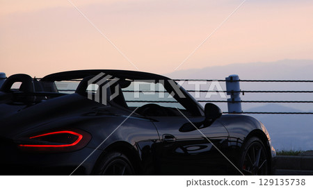 有光澤的黑色敞篷車 有光澤的黑色敞篷車 129135738